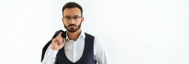 Beyaz arka planda duran ciddi iş adamı.