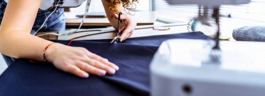 Masada çalışan güzel terzi.