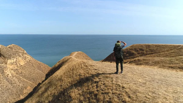 Pejalan Kaki Berdiri Gunung Melawan Pemandangan Laut Yang Indah — Stok Foto