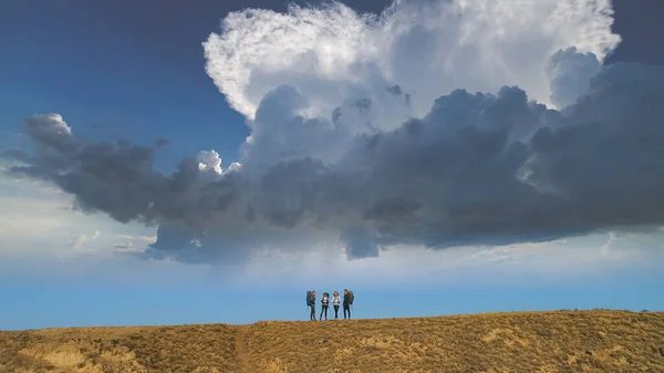 Groupe Randonneurs Debout Sur Montagne — Photo