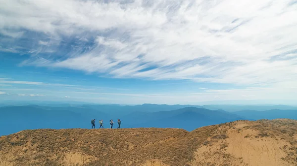 Quatro Caminhantes Caminhando Sobre Fundo Das Montanhas Pitorescas — Fotografia de Stock