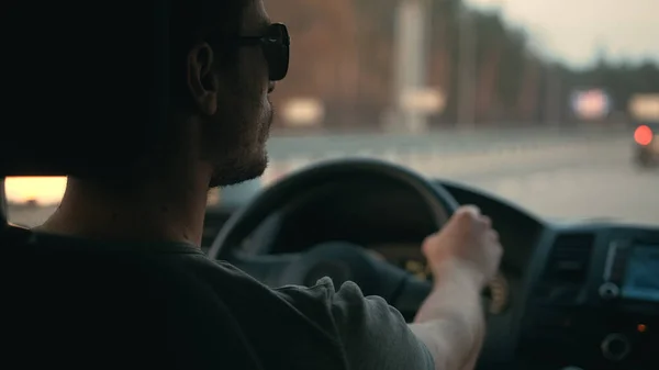 Knappe Man Rijdt Met Auto Langs Snelweg — Stockfoto