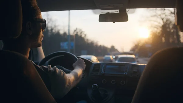 Man Rijdt Auto Snelweg Zonsondergang Hemel Achtergrond — Stockfoto
