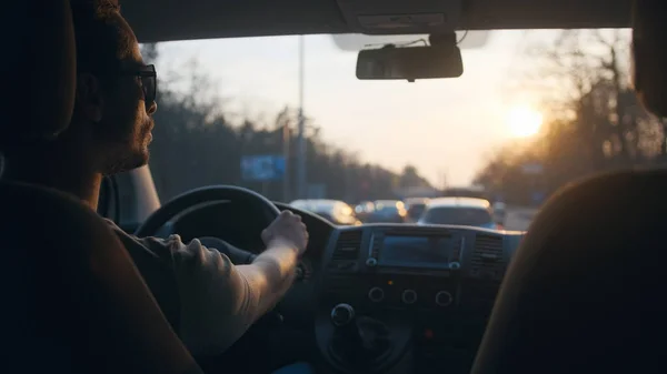 Jongeman Die Met Auto Langs Snelweg Rijdt — Stockfoto