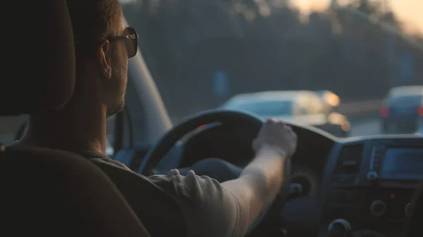 Knappe Man Rijdt Met Auto Langs Snelweg — Stockfoto