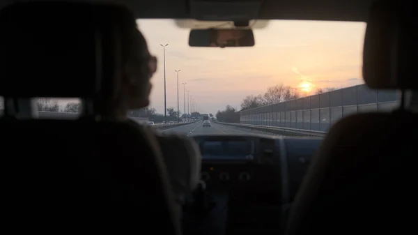 Hombre Que Conduce Auto Carretera Urbana — Foto de Stock