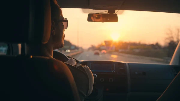 Man Rijdt Auto Langs Stedelijke Snelweg Zonsondergang Achtergrond — Stockfoto