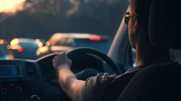 Jongeman Die Met Auto Langs Snelweg Rijdt — Stockfoto