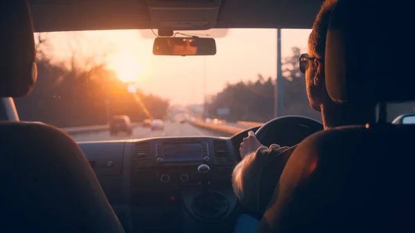 Man Rijdt Auto Snelweg Zonsondergang Hemel Achtergrond — Stockfoto