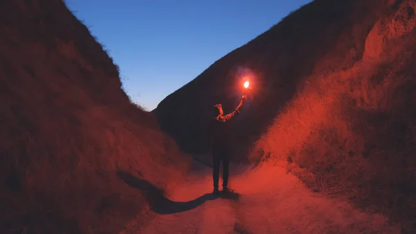 Uomo Con Bastone Fuoco Che Cammina Tra Montagne — Foto Stock