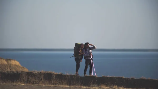 Beberapa Wisatawan Berdiri Latar Belakang Pemandangan Laut — Stok Foto