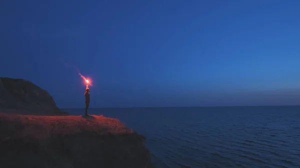 Pria Dengan Tongkat Api Berdiri Puncak Gunung Dekat Laut — Stok Foto