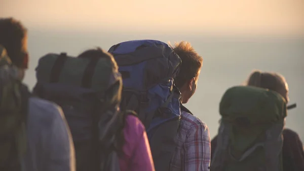 Las Cuatro Personas Con Mochilas Caminando Por Orilla Del Mar — Foto de Stock