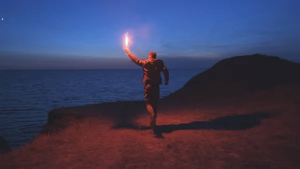 Homme Avec Bâton Feu Courant Bord Mer — Photo