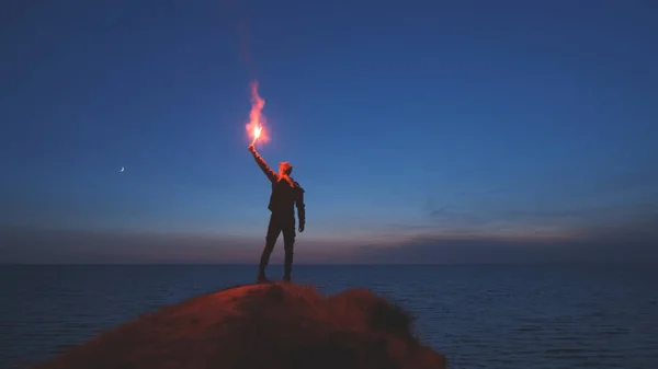 Pria Dengan Tongkat Api Berdiri Puncak Gunung Dekat Laut — Stok Foto