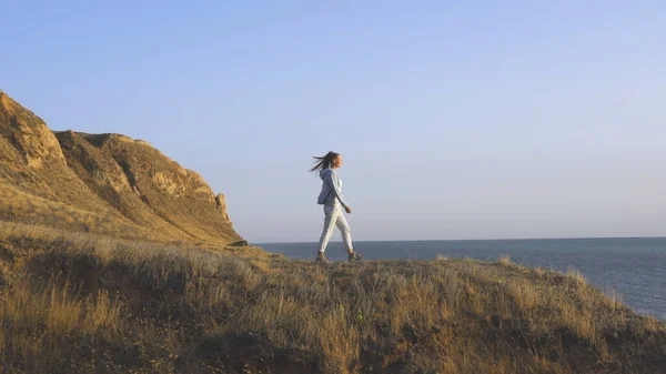 Wanita Berjalan Sepanjang Pantai Laut — Stok Foto