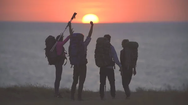 Quatro Turistas Que Estão Costa Mar Belo Fundo Pôr Sol — Fotografia de Stock