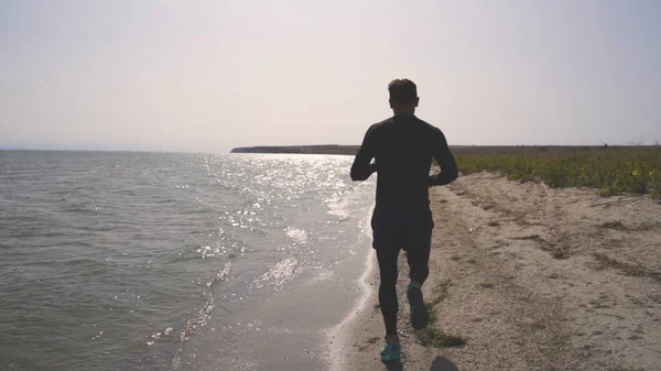 Pria Itu Berjalan Sepanjang Pantai Laut — Stok Foto