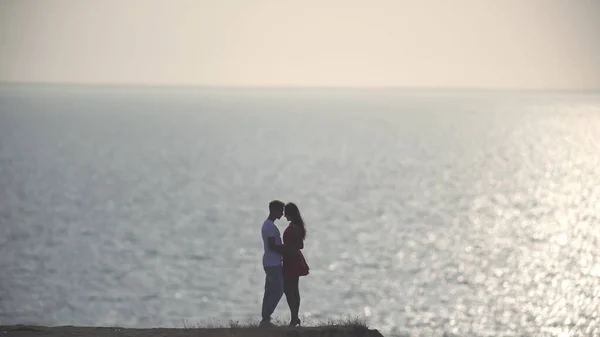 Pasangan Romantis Berdiri Pantai Laut — Stok Foto