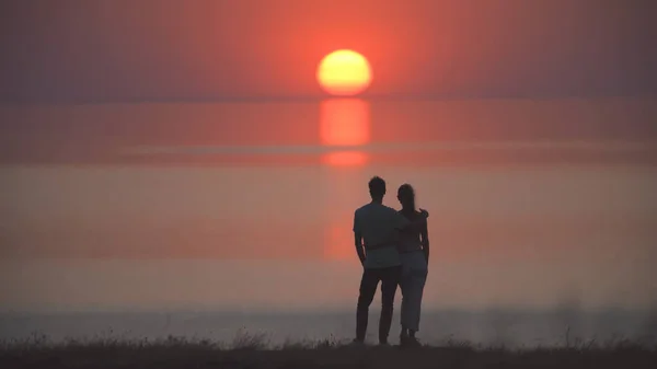 Mies Nainen Seisomassa Lähellä Merta Auringonlaskun Taustalla — kuvapankkivalokuva