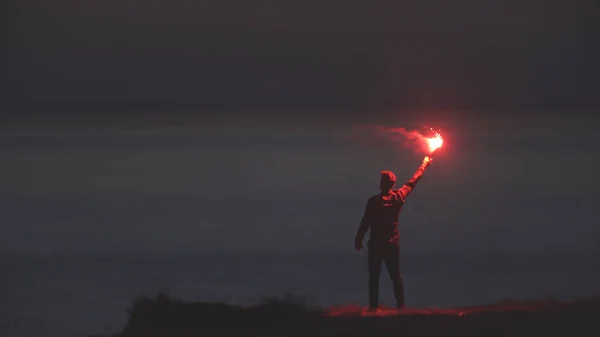 Hombre Con Palo Fuego Pie Cima Montaña Paisaje Marino — Foto de Stock