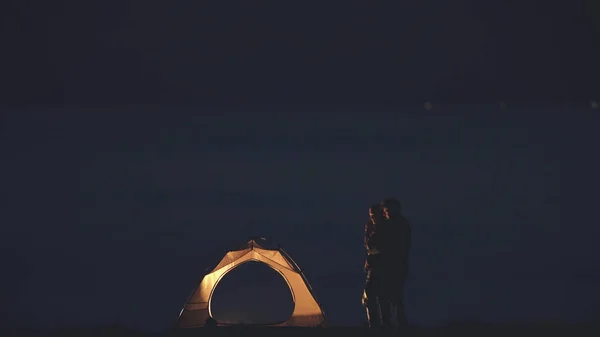 Romanttinen Pari Seisoo Halauksissa Yön Meren Rannalla — kuvapankkivalokuva