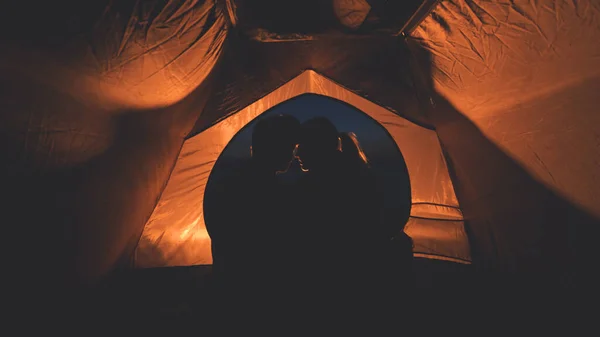 Jovem Casal Sentado Acampamento Noturno — Fotografia de Stock