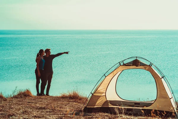 Homem Mulher Descansam Acampamento Perto Mar — Fotografia de Stock