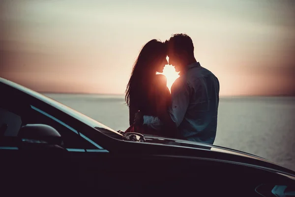 Romantic Couple Standing Car Beautiful Sunset Background — Stock Photo, Image