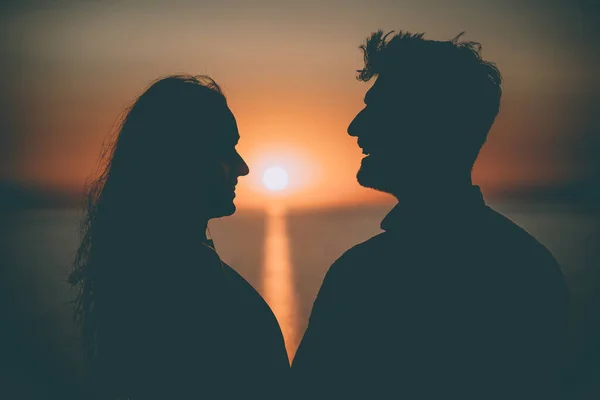 Two Happy People Standing Beautiful Sunset Background — Stock Photo, Image