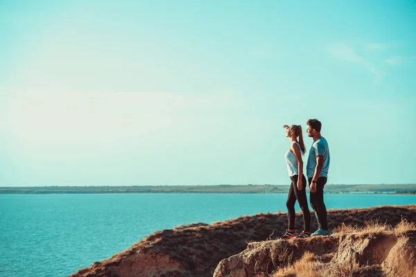 Pasangan Muda Menikmati Waktu Dekat Laut — Stok Foto