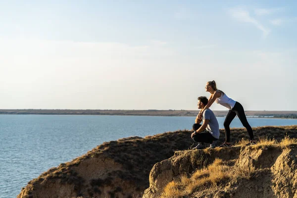 Pasangan Muda Berdiri Puncak Gunung Atas Laut — Stok Foto