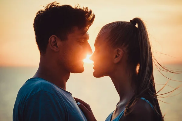 Romantik Çift Güzel Günbatımı Arka Planında Yakın Duruyor — Stok fotoğraf