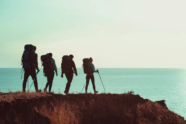 Keempat Pelancong Dengan Ransel Berjalan Puncak Gunung Dekat Laut — Stok Foto