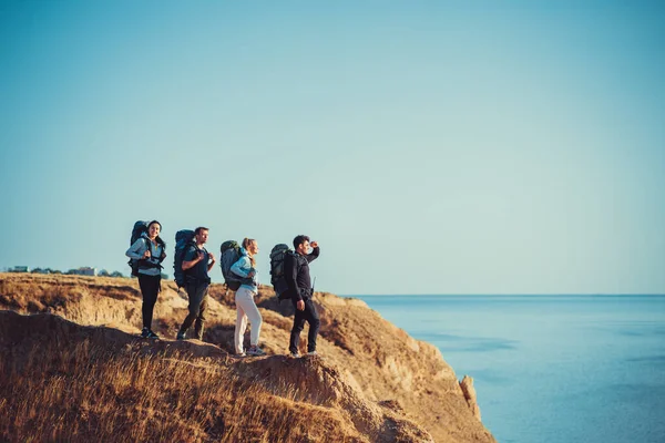 Keempat Pelancong Dengan Ransel Berdiri Puncak Gunung Atas Laut — Stok Foto