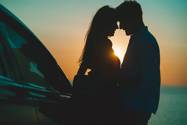 Man Woman Standing Car Sea Shore — Stock Photo, Image