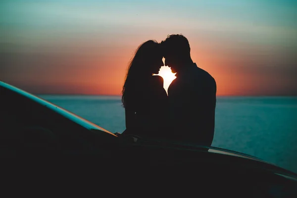 Güzel Günbatımı Arka Planında Arabanın Yanında Duran Romantik Çift — Stok fotoğraf