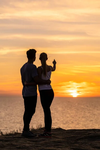 Casal Romântico Perto Belo Céu Noite Fundo — Fotografia de Stock