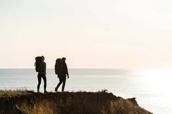 Kedua Pelancong Dengan Ransel Berjalan Puncak Gunung Dekat Laut — Stok Foto