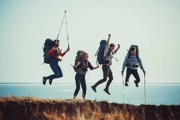 Four Tourists Backpacks Have Fun Sea Shore — Stock Photo, Image