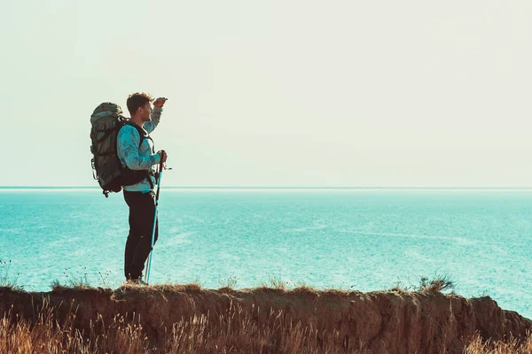 Viajero Con Mochila Pie Cima Montaña Sobre Mar — Foto de Stock