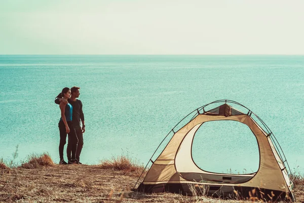 Homem Mulher Descansam Acampamento Perto Mar — Fotografia de Stock