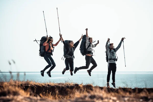 Quattro Turisti Con Gli Zaini Divertono Sulla Riva Del Mare — Foto Stock