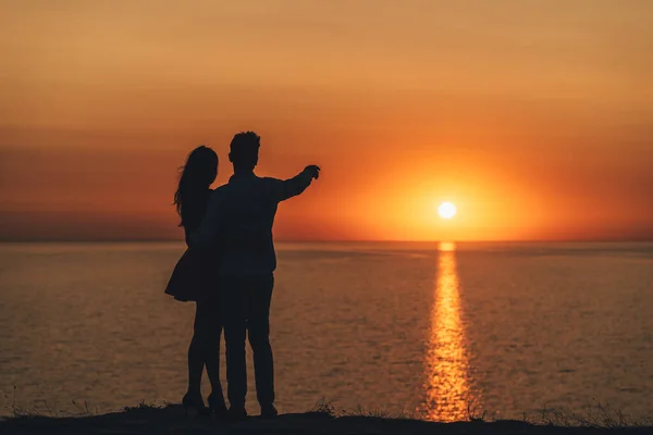 Jovem Casal Costa Mar Pitoresco Fundo Pôr Sol — Fotografia de Stock