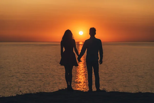 Deniz Kıyısında Duran Romantik Çift Güzel Günbatımı Arka Planında — Stok fotoğraf