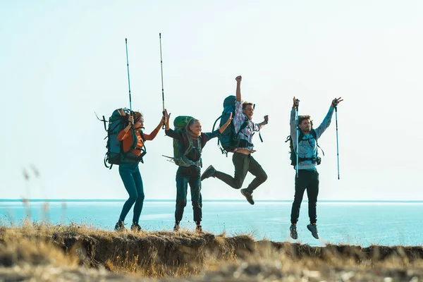 Fyra Turisterna Med Ryggsäckar Har Kul Stranden — Stockfoto