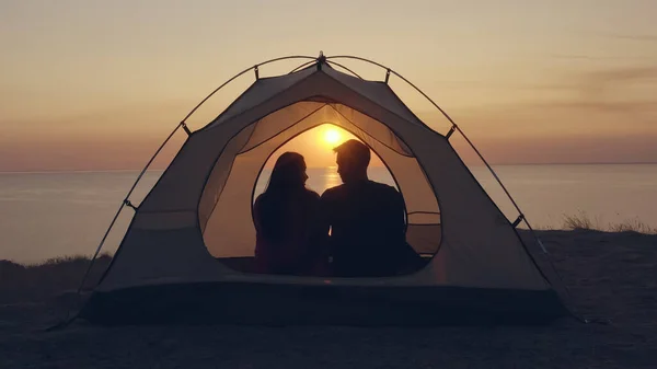 Homem Mulher Sentados Tenda Acampamento Perto Mar — Fotografia de Stock