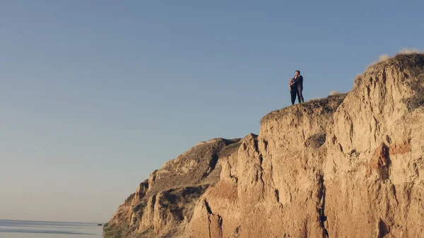 Mies Nainen Seisomassa Vuoren Huipulla Lähellä Merta — kuvapankkivalokuva