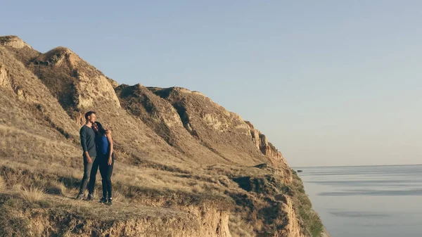 ชายและผ นอย บนยอดเขาใกล ทะเล — ภาพถ่ายสต็อก