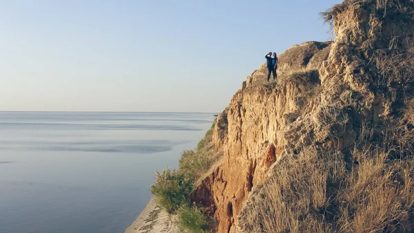 ชายและผ นอย บนยอดเขาใกล ทะเล — ภาพถ่ายสต็อก